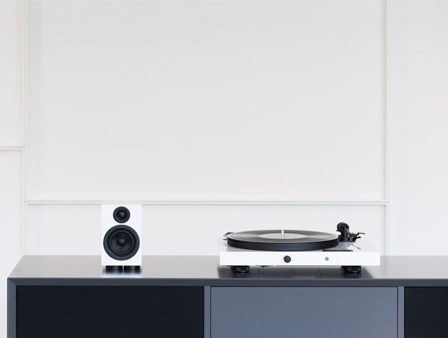 navy and black smart jukebox turnable