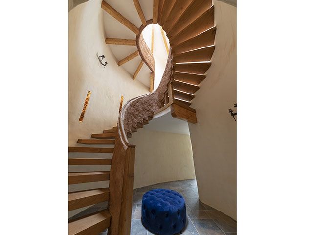 wood staircase in kevin mccabe's cob house on grand designs series 19 on channel 4 - tv houses - granddesignsmagazine