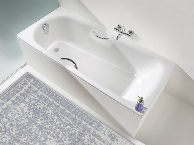 Kaldewei saniform steel bath in a white bathroom with blue rug