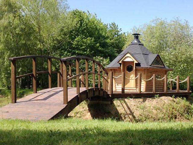garden cabin with bridge 