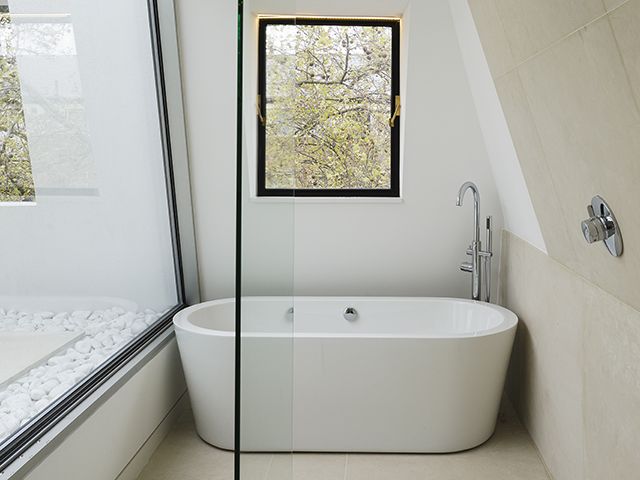 small shower and bathroom Tsuruta 10 Room No Roof. Photography: Tim Crocer - grand designs 