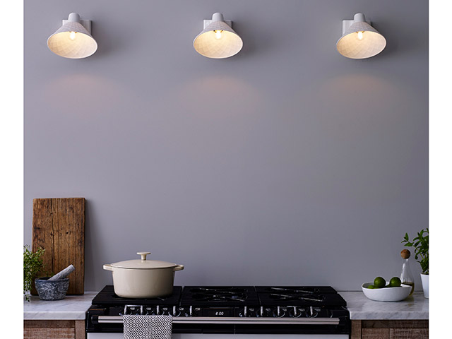 WALL LIGHTS ABOVE A COOKER iN KITCHEN - GRAND DESIGNS