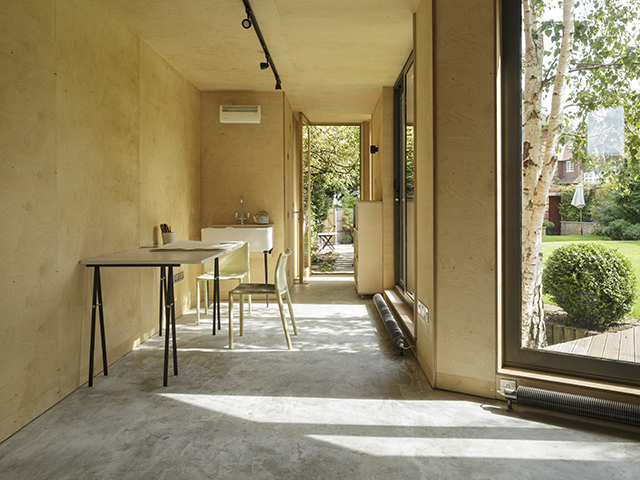 Garden building office with wooden interior by Mustard architects 