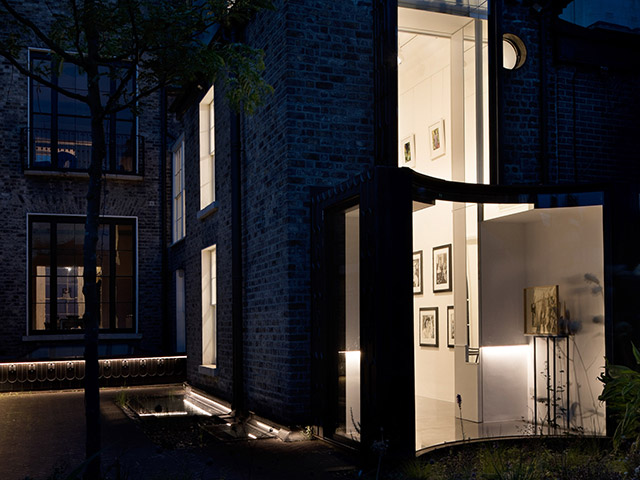 D2 Townhouse Exterior Curved bay night shot Design by Jake Moulson Image Mitsuko Moulson TVP1013