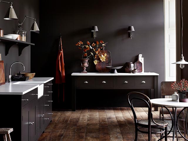 dark kitchen scheme - how to choose the right kitchen cabinets for your design - home improvements - granddesignsmagazine.com
