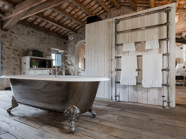 Drummonds broken plan en suite in large farmhouse conversion - grand designs 