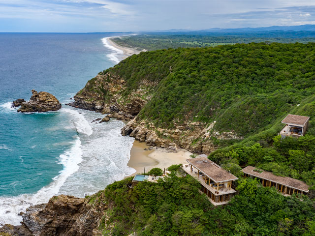 Casa en El Torón is the first house in a masterplan by Ignacio Urquiza Arquitectos for El Torón nature reserve