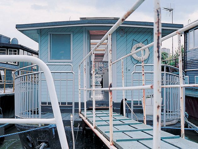 Damien Hirst's houseboat in Chelsea is painted pale blue