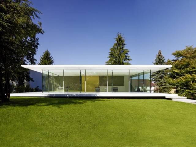 This Werner Sobek build bears a striking similarity to van der Rohe’s 1951 Farnsworth House