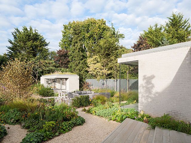 Oatlands Close modernist single-storey building with landscaped garden