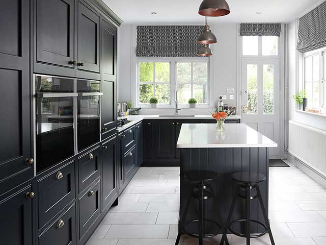 Kitchen island kitchen layout with black units and breakfast bar