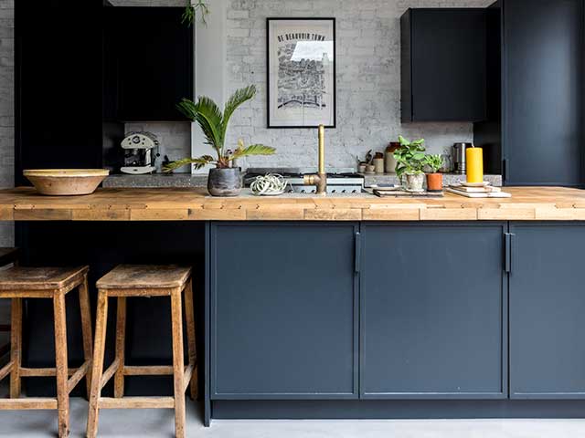 Kitchen worktops in navy blue with wooden worktop in modern kitchen
