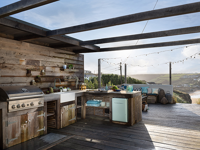 unique home stays katie weaving outdoor kitchen - grand designs