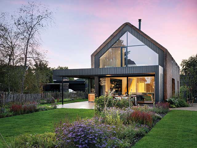 Modern thatched roof on Villa Benthuizen by Arken Reas sustainable building materials