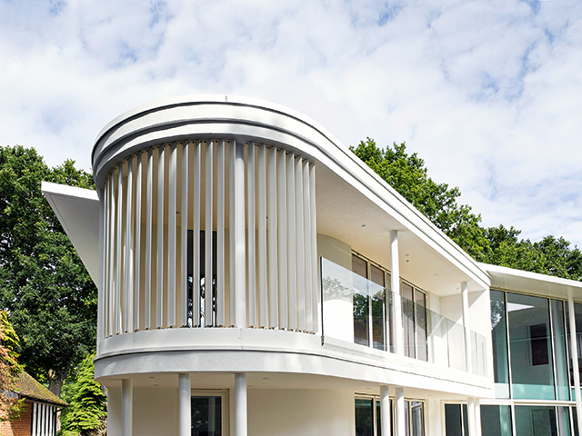 Curved bedroom wing with fins to shield the balcony and windows. Grand Designs Paul and Penny