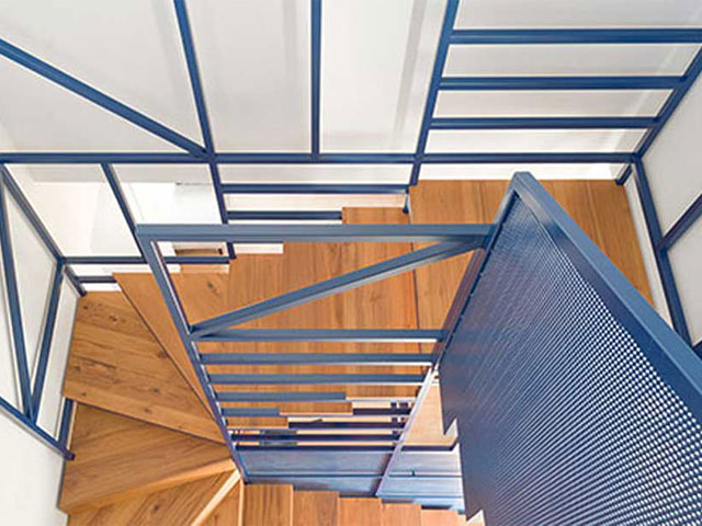  This climbing frame staircase, by Deferrari + Modesti, has teak treads at the lower level. Image: Anna Postiano