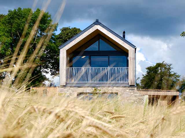 balcony design ideas: This balcony serves as solar shading for the huge expanse of south facing glass