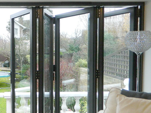 Secure bi-fold windows with Q-secure hardware from VBH