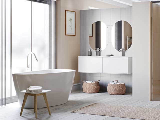 Freestanding bath and double basin with mirrors 