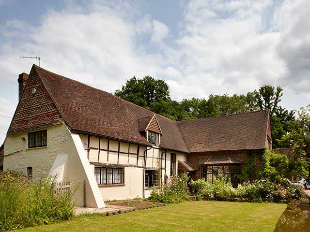 400 year old home in Surrey retrofitted with sustainable heating