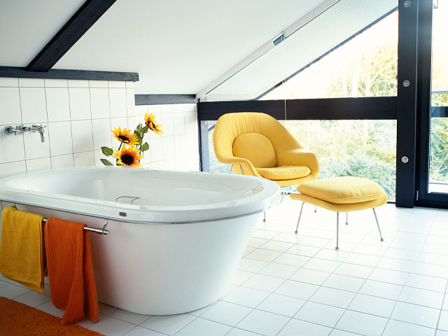 the bathroom with roll-top tub in david and greta's grand designs huf haus