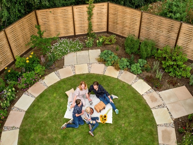 garden fence with steel fence posts surrounding a circular garden