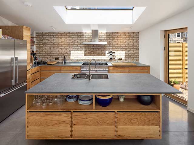 Kitchen and kitchen island with sink in the centre of triangular plot