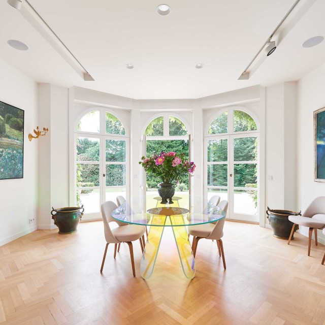 seamless acoustic comfort ceiling in a large white dining room with large windows