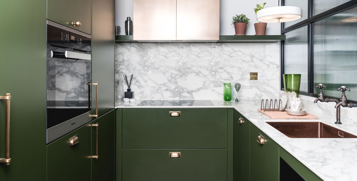small kitchen decor ideas: use pale accents with dark colours