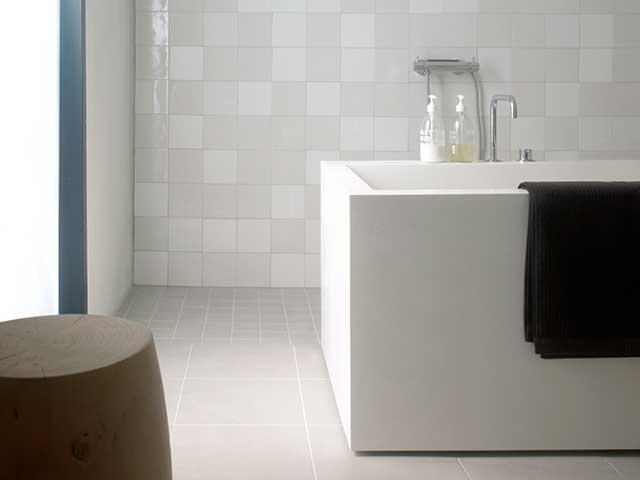 White bath tub in neutral bathroom scheme