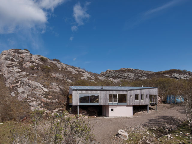 house designs for sloping sites: home on stilts on the Isle of Rona, Scotland