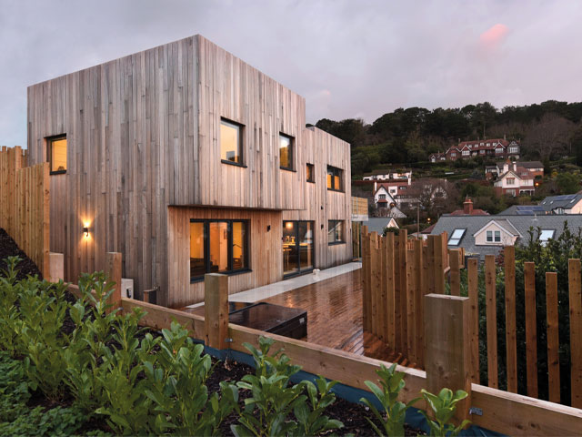 house designs for sloping sites: Hilltop home in Somerset made of timber
