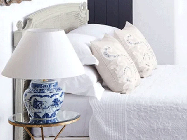 table lamp with Chinese-style pattern in blue and white