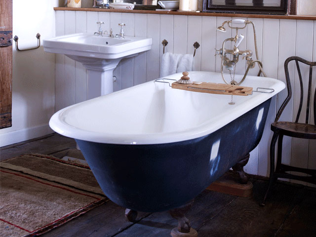Salvaged-sink-and-bathtub-from-Retrouvius.-Photo-Debi-Treloar-PS