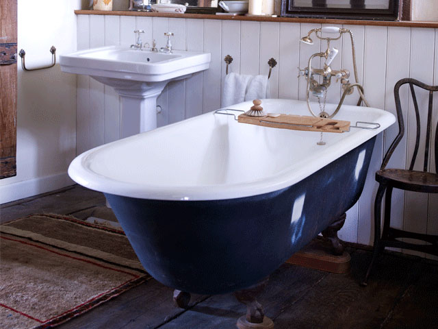 Salvaged sink and bathtub from Retrouvius. Photo Debi Treloar