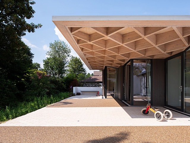 The roof overhang is angled to let in light and the views across the garden. Photo: Andy Matthews