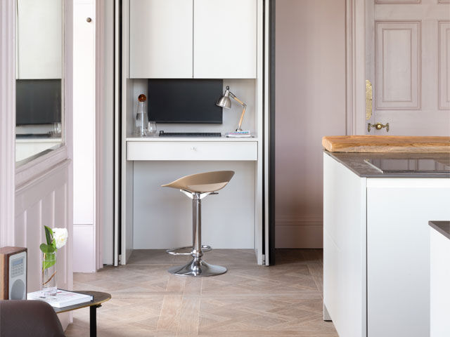 Bespoke kitchen with Siematic S2K cabinets in Sterling Grey and Terra Larrix laminate, Aura Marble and Trillium sintered stone worksurfaces. Photo: The Myers Touch. Open plan kitchen ideas.
