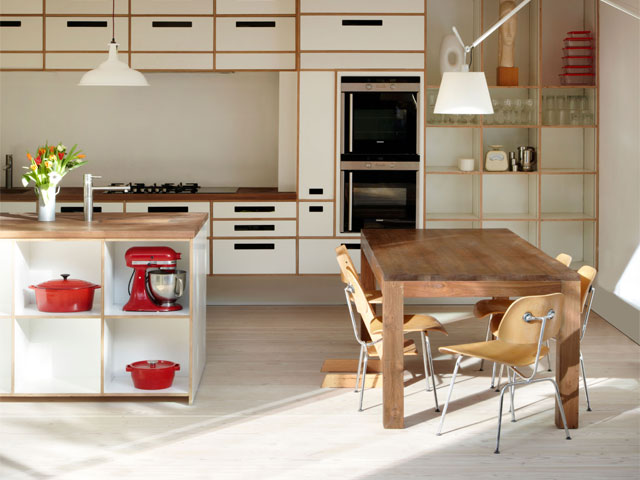 The modern kitchen with integrated appliances. Photo: Piercy and Co.