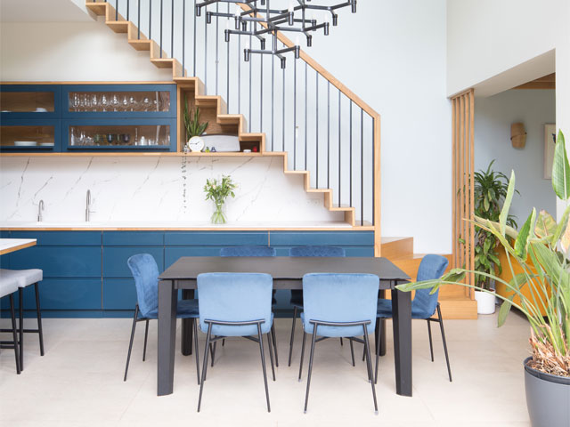 A two-storey extension for a spacious double-height with blue cabinets