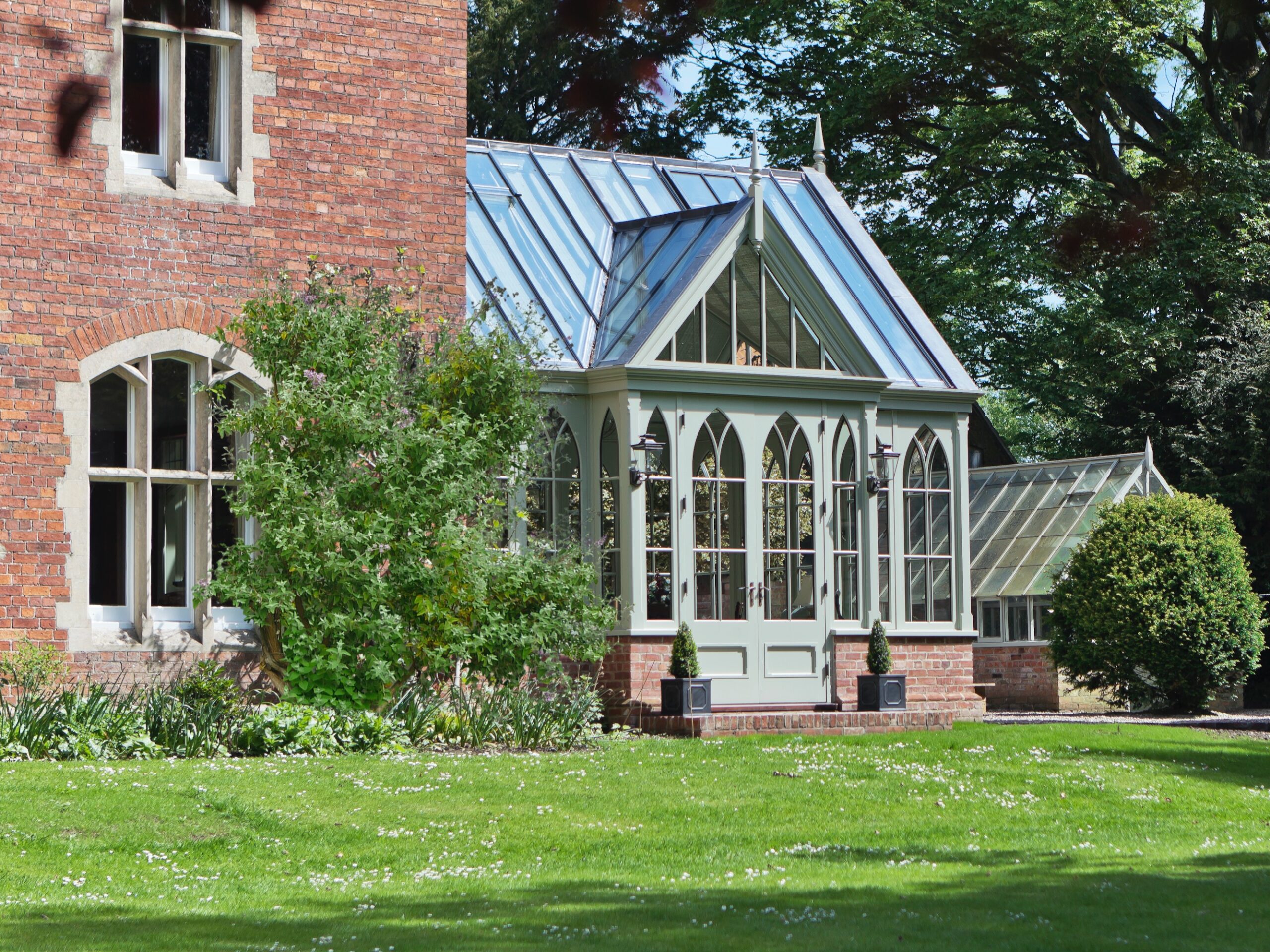 Victorian-style conservatory by Vale Garden Houses 