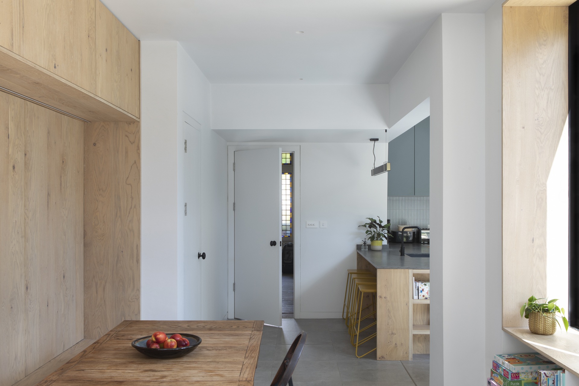 In improving theground floor of a fourbedroom house in Glasgow, Scotland, practice Loader Monteith moved the hallway door to the kitchen along the wall by the door’s width. This minor alteration provides a straight route from the front door to the back of the house