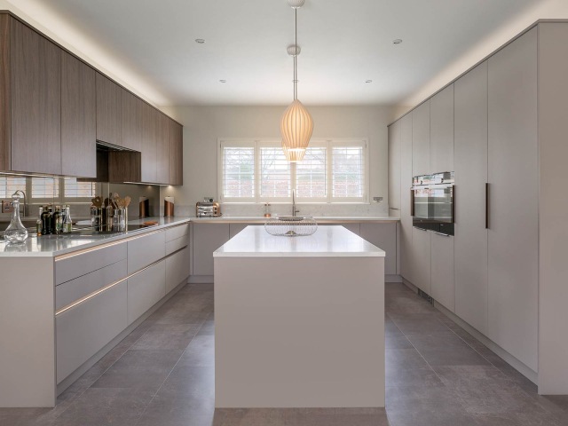 A modern cashmere kitchen with an off-white and gold colour palette