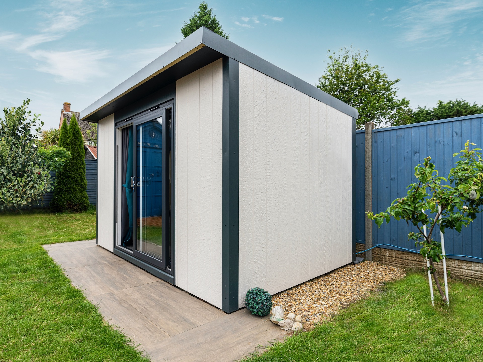 Basebox garden room with off-white composite cladding