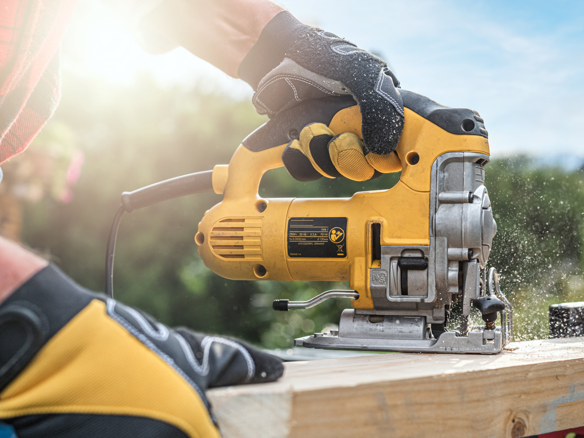 A jigsaw cutting wood