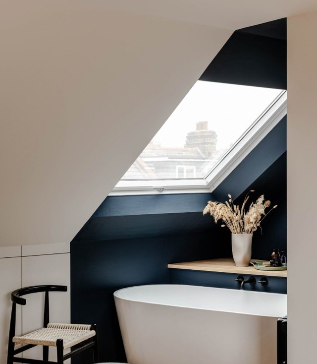 Freestanding bath with natural light window